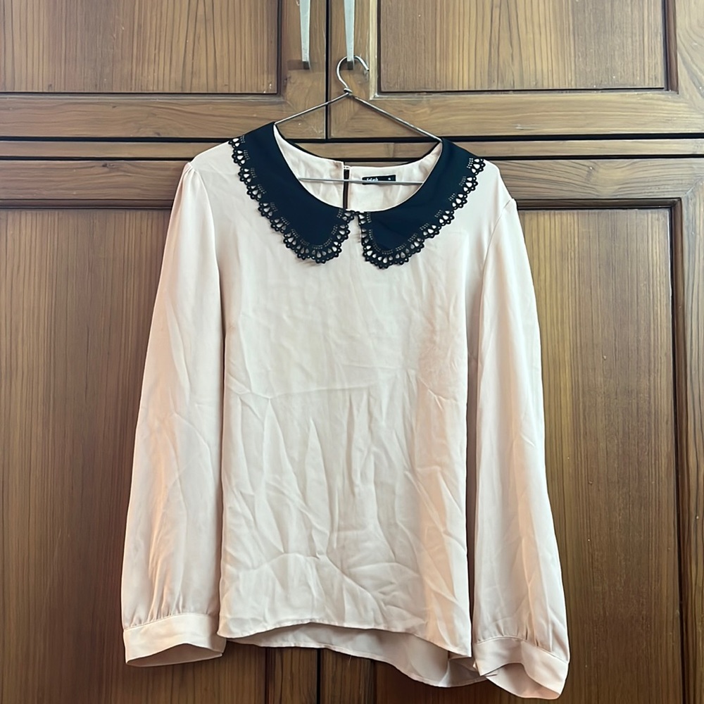 Stylish peach top with black collar - Picture 1 of 4